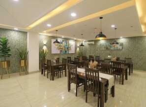 Restaurant - Hotel Grand Suites Near Delhi Airport - A Unit of D'Capitol (New Delhi)