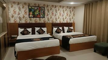 Habitación cuádruple, 1 habitación | Escritorio, insonorización, tabla de planchar con plancha y wifi gratis