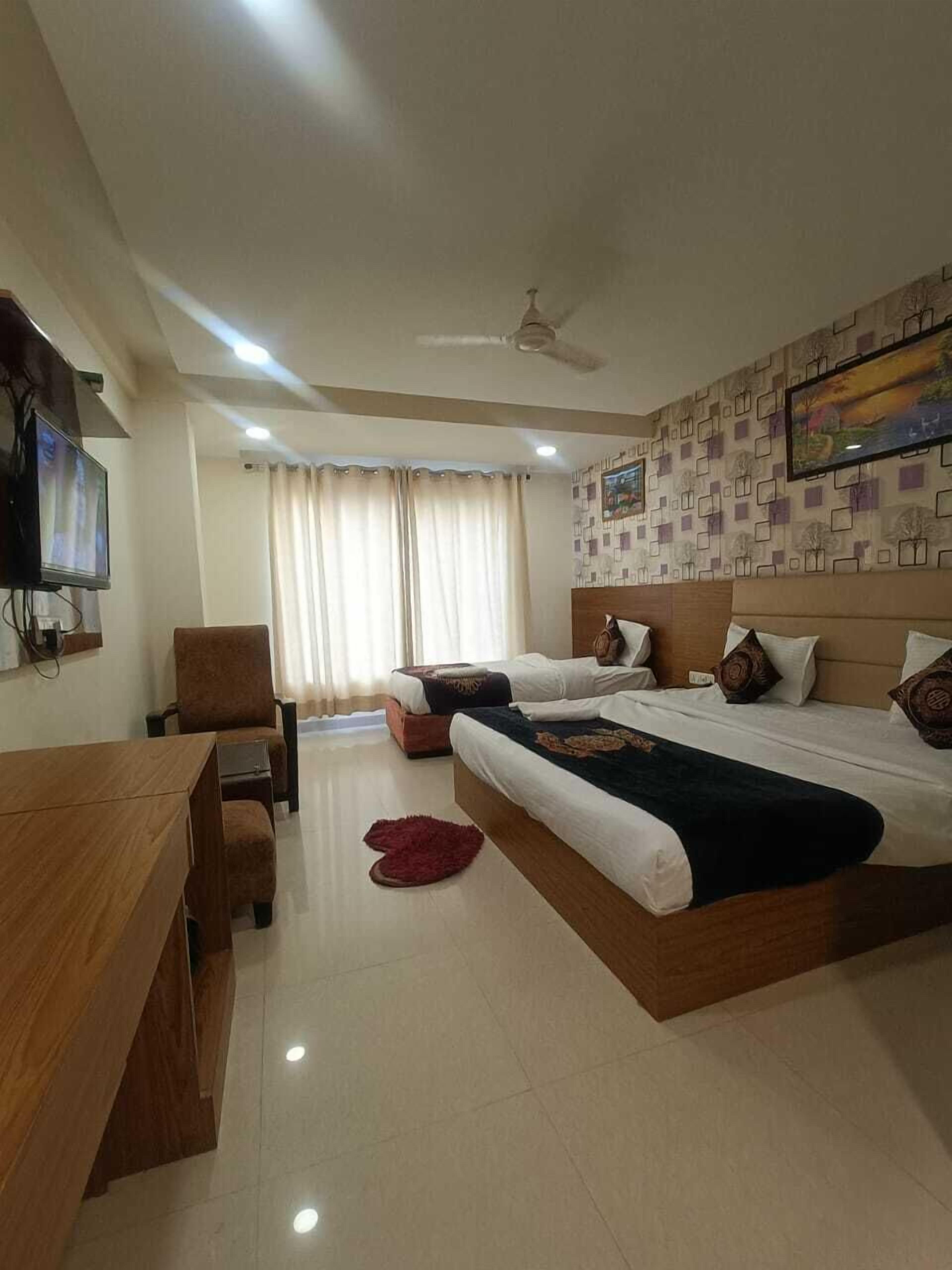 高级三人房 | 办公桌、隔音、熨斗/熨板、免费 WiFi