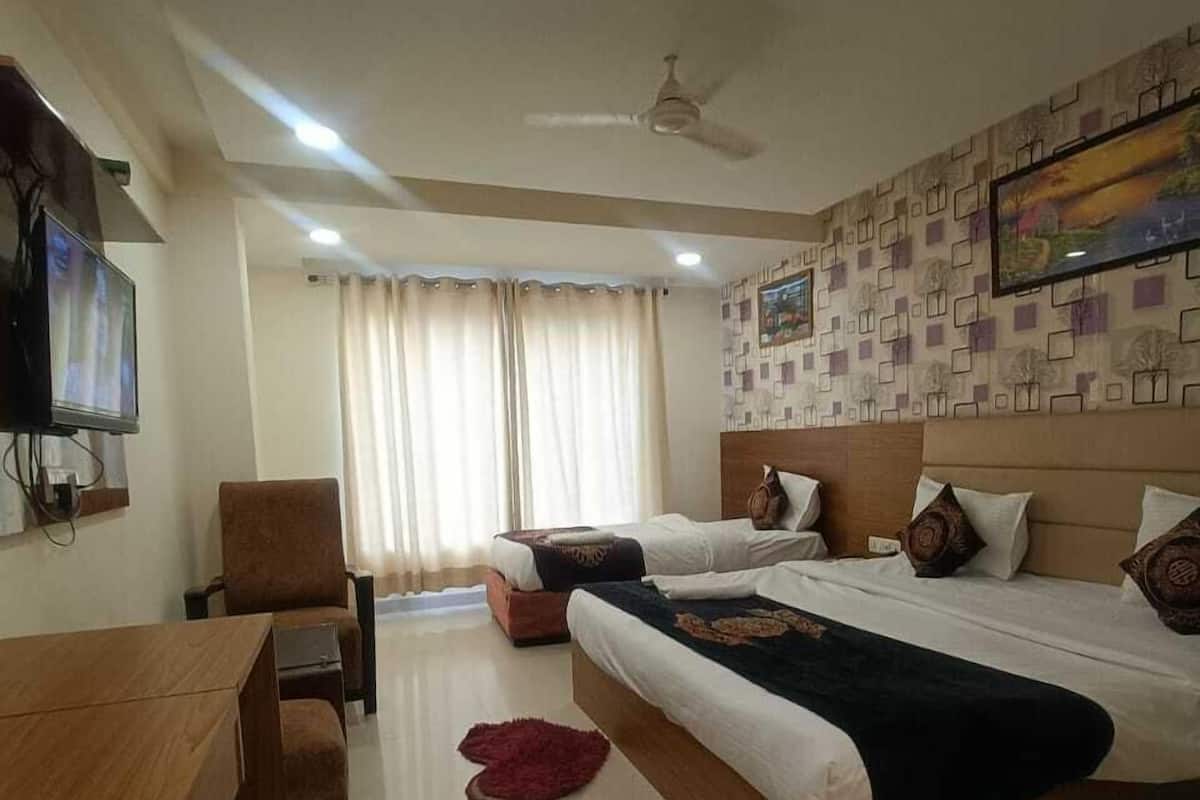 Superior Triple Room | Desk, soundproofing, iron/ironing board, free WiFi