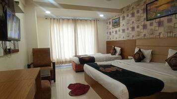 Habitación triple superior | Escritorio, insonorización, tabla de planchar con plancha y wifi gratis