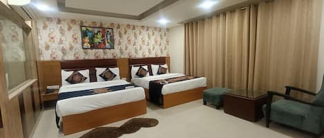 Habitación cuádruple, 1 habitación | Escritorio, insonorización, tabla de planchar con plancha y wifi gratis