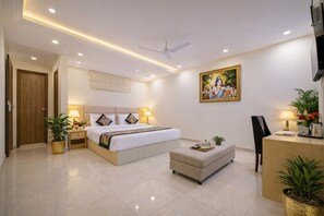Deluxe Double Room | Desk, soundproofing, iron/ironing board, free WiFi - Hotel Grand Suites - Delhi Airport (New Delhi)