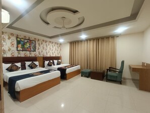 Quadruple Room, 1 Bedroom | Desk, soundproofing, iron/ironing board, free WiFi