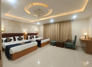 Desk, soundproofing, iron/ironing board, free WiFi - Hotel Grand Suites - Delhi Airport (New Delhi)