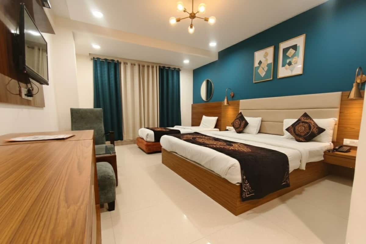 Superior Triple Room | Desk, soundproofing, iron/ironing board, free WiFi