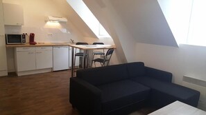 Apartamento, 1 habitación | Zona de estar | Televisión LED de 80 cm con canales digitales, una televisión