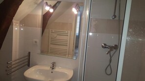 Appartement, 1 slaapkamer | Badkamer | Een douche, een haardroger, handdoeken, zeep