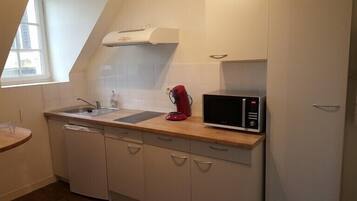 Studio Klasik | Dapur kecil pribadi | Lemari es, microwave, kompor, dan peralatan masak/sendok-piring