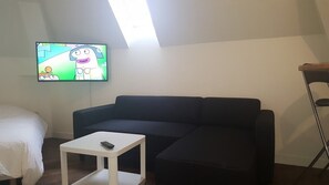 Estudio clásico | Sala de estar | Televisión LED de 80 cm con canales digitales, una televisión