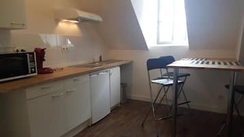 Apartment, 1 Bedroom | Private kitchenette | Fridge, microwave, stovetop, cookware/dishes/utensils