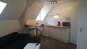 Classic Studio | Living area | 80-cm LED TV with digital channels, TV - Hotel au Pigeon Blanc (Andouillé)