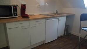 Refrigerador, microondas, placa de cocina, utensilios de cocina