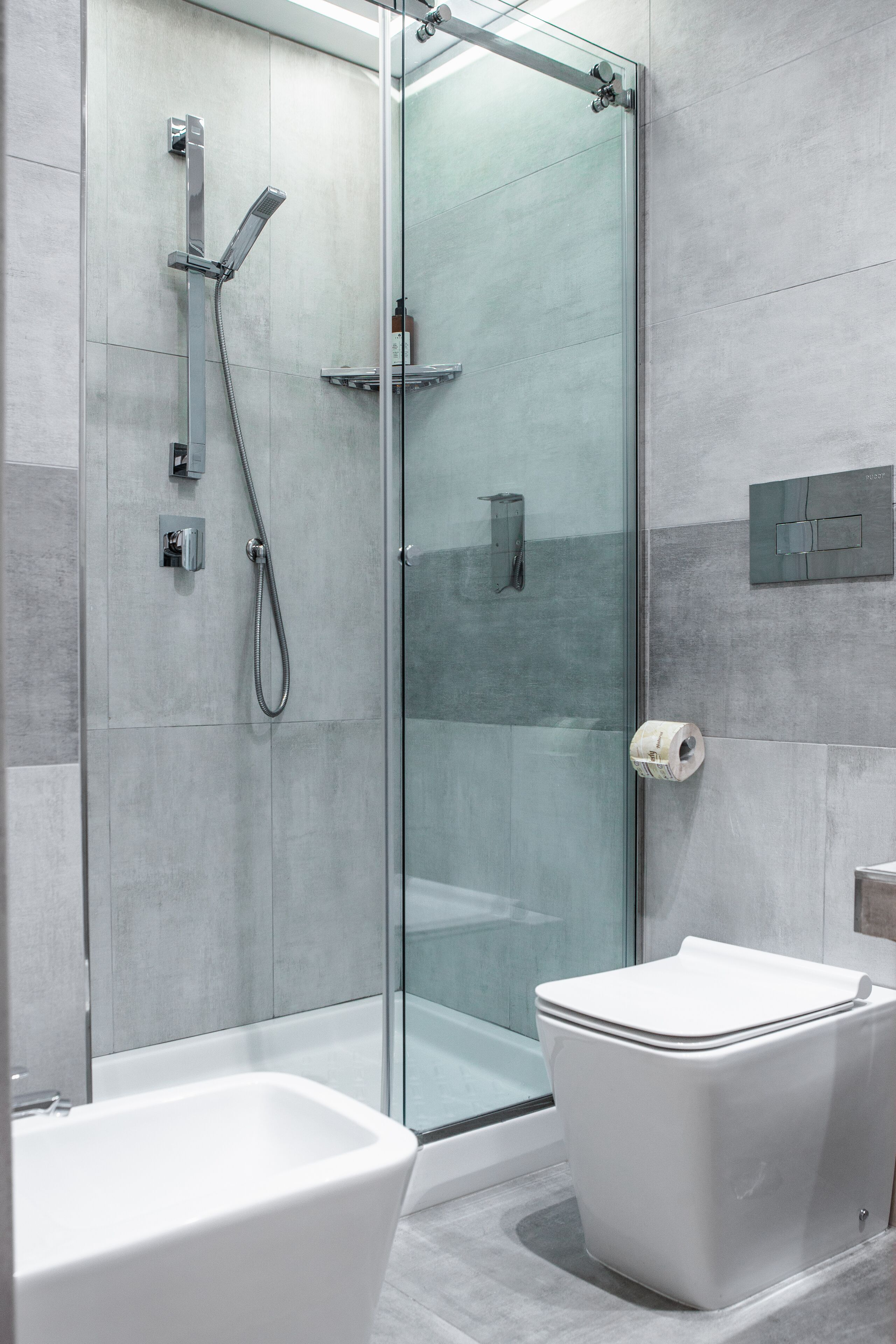 淋浴设施、吹风机、拖鞋、坐浴桶