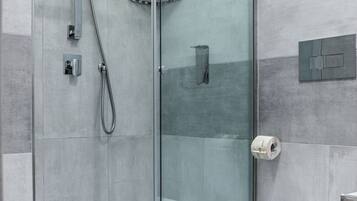 Douche, sèche-cheveux, chaussons, bidet