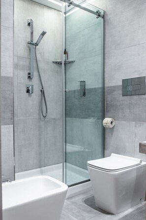 Douche, sèche-cheveux, chaussons, bidet