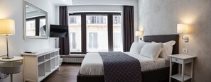 Down comforters, soundproofing, cribs/infant beds, free WiFi - Prestige Rooms Chiaia (Naples)