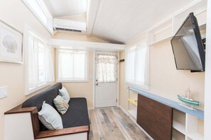 TV, offices - Tiny House Siesta- perfect tiny house for two! (Sarasota)