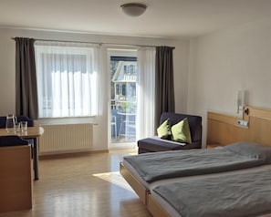 Comfort Double Room | Soundproofing, iron/ironing board, free WiFi, bed sheets - Kachelofa (Vaihingen an der Enz)