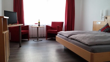 Classic Double Room | Soundproofing, iron/ironing board, free WiFi, bed sheets. Kachelofa