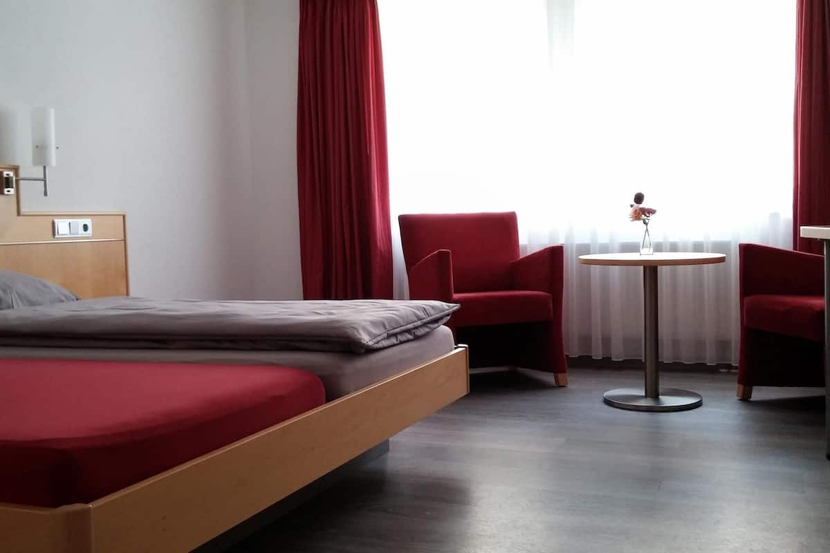 Classic Double Room | Desk, soundproofing, iron/ironing board, free WiFi