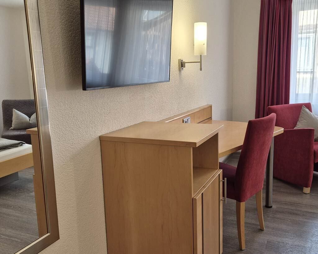 Habitacions insonoritzades, planxa i posts de planxar i wifi gratuïta 