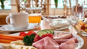 Sudah termasuk sarapan prasmanan setiap hari