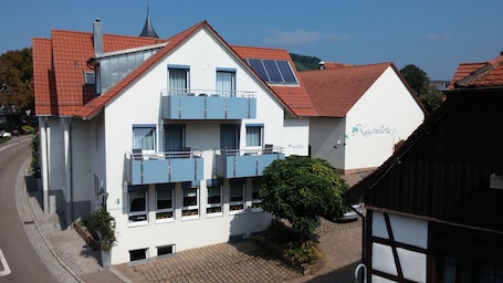 Front of property. Kachelofa