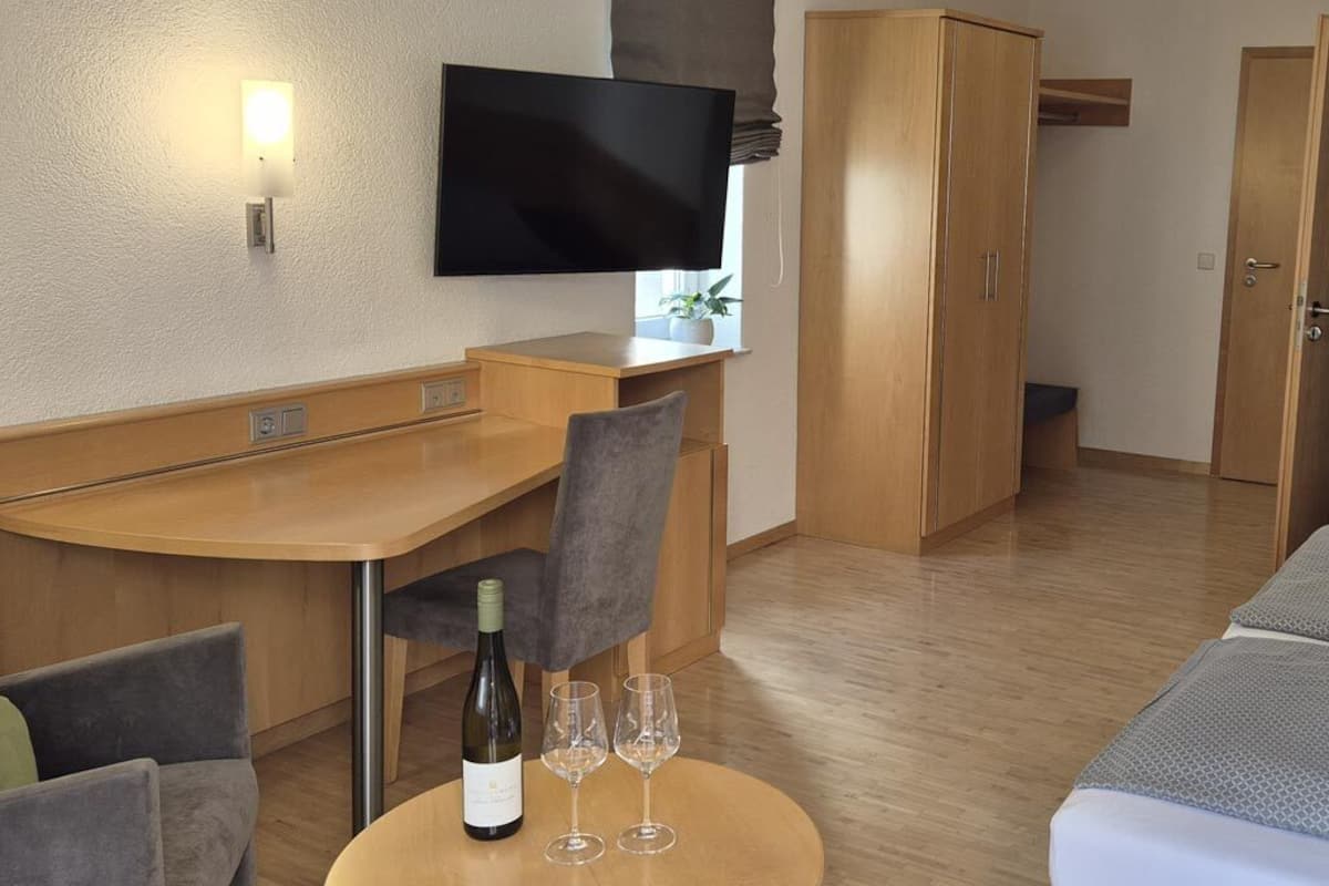 Skrivebord, lydisolering, strygejern/strygebræt, gratis Wi-Fi