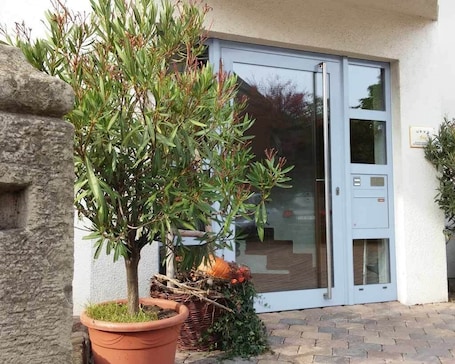 Front of property. Kachelofa