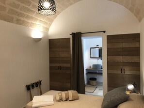 4 chambres, coffres-forts dans les chambres, fer et planche à repasser