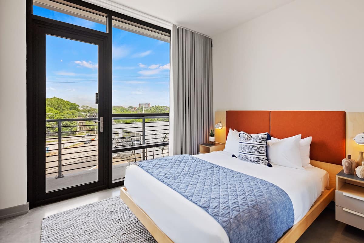 Sengetøy av topp kvalitet, safe på rommet og individuelt dekorert