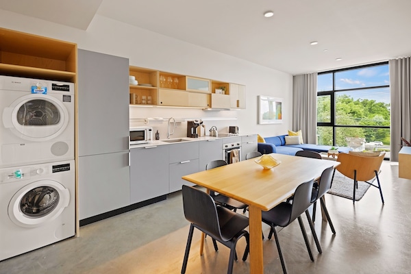 Ropa de cama de alta calidad y caja de seguridad en la habitación