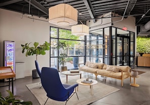 Lobby sitting area - Harthall Hotel (Nashville)