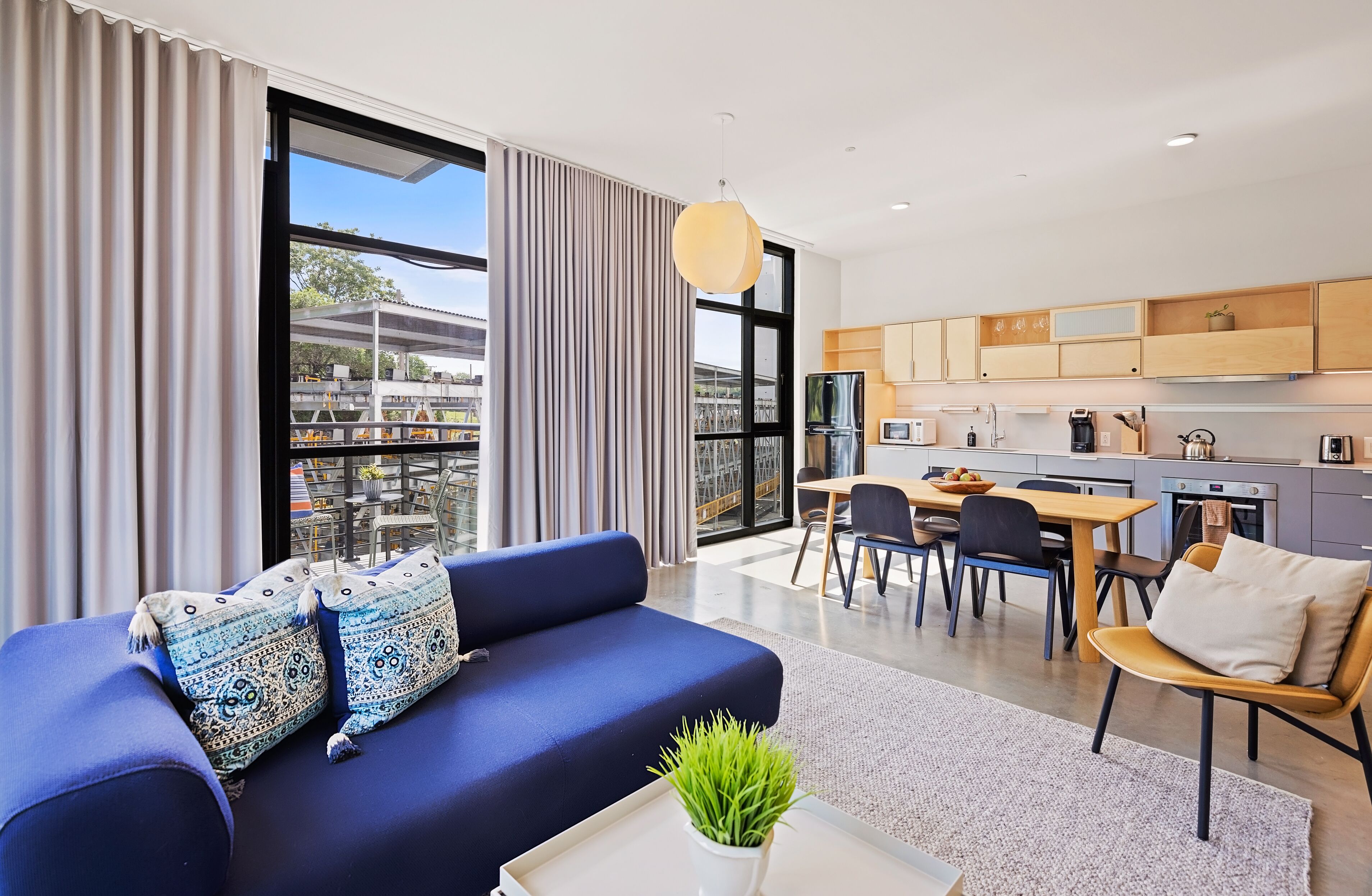 Ropa de cama de alta calidad y caja de seguridad en la habitación 