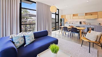 Ropa de cama de alta calidad y caja de seguridad en la habitación