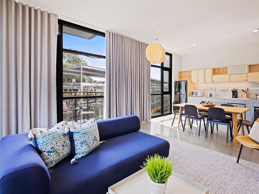 Ylelliset vuodevaatteet, tallelokero huoneessa