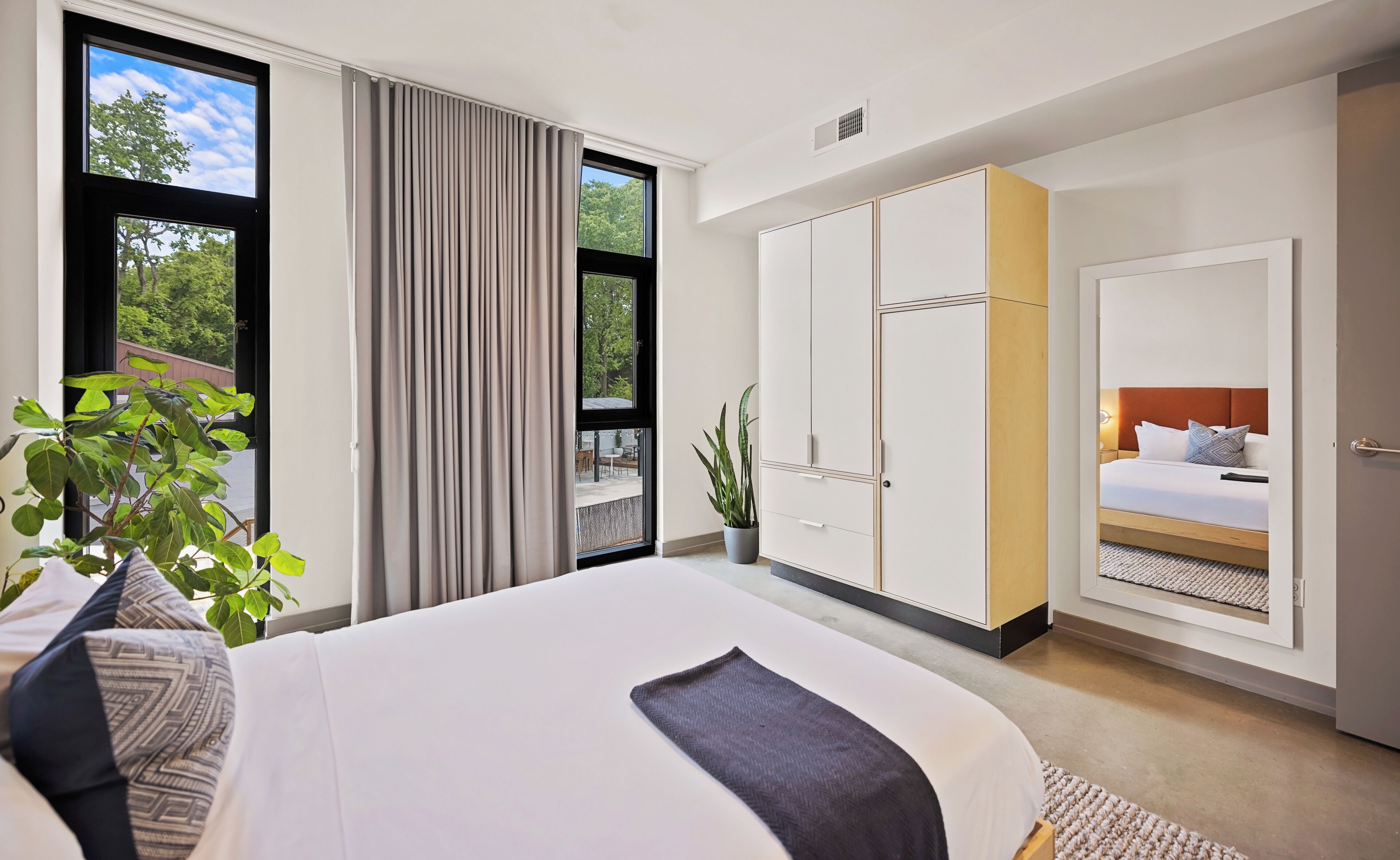 Premium bedding, in-room safe, individually decorated