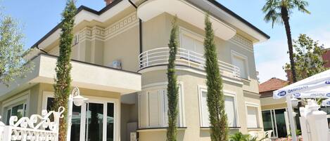 Fachada de la propiedad