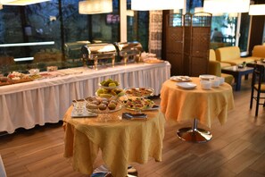 Free daily buffet breakfast  - Hotel Sokrat (Tirana)