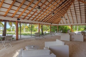 Outdoor dining - Cinnamon Velifushi Maldives (Maldives Islands)