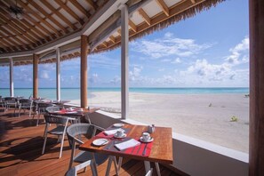 Outdoor dining - Cinnamon Velifushi Maldives (Maldives Islands)