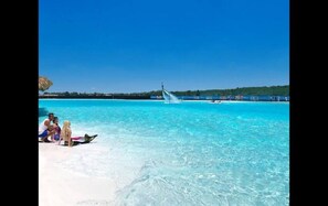 Espreguiçadeiras, toalhas de praia 