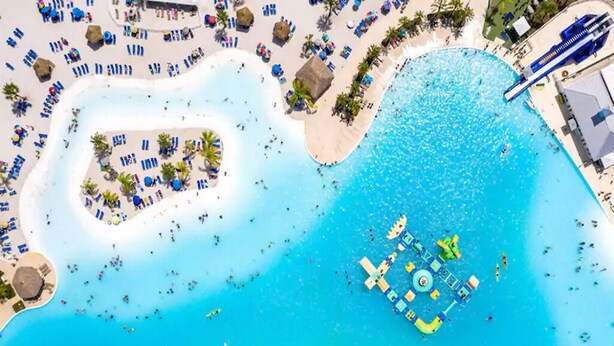 A resort with multiple pools, sun loungers, and a water park. - 5 room TampaGolfVillas by AmericanVacationLiving (Wesley Chapel)