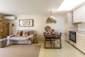 Appartement, 1 chambre, terrasse | Aire de séjour | Jouets