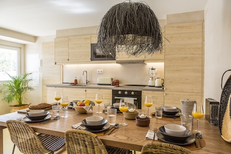 Refrigerador con freezer, microondas, horno, placa de cocina