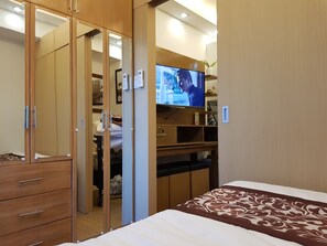 1 bedroom, iron/ironing board, WiFi, bed sheets - Suite Pool View with Balcony (Taguig)