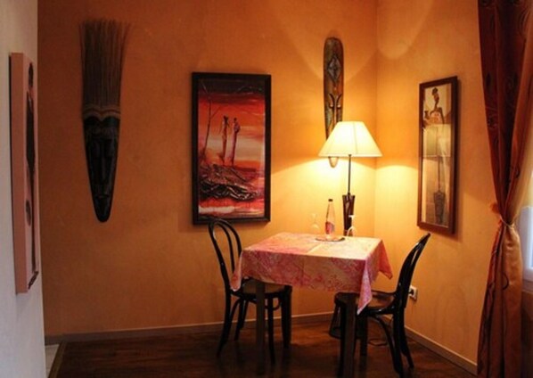 Double Room (Afrique) | Living area | Flat-screen TV