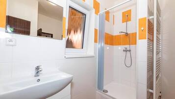 Appartamento (2) | Bagno | Set di cortesia gratuito, asciugamani, sapone, carta igienica