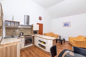 Apartment (4) | Private kitchen | Fridge, microwave, stovetop, electric kettle - Apartmány pod Řípem (Klenec)